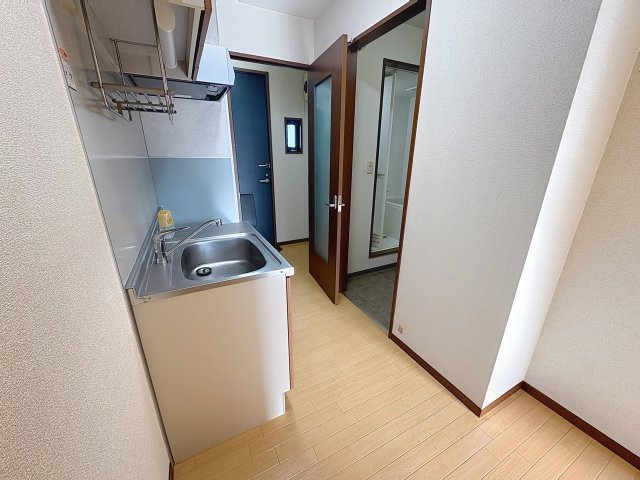 キッチン　掲載写真は同型モデルを掲載しており実際のお部屋と仕様等が異な