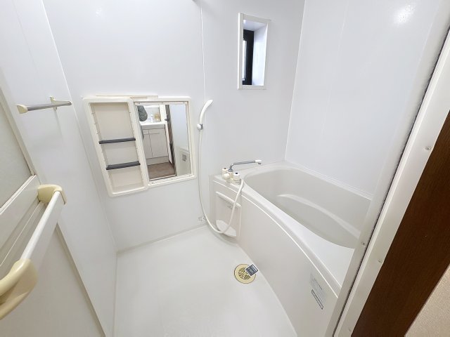 バス・シャワールーム　掲載写真は同型モデルを掲載しており実際のお部屋と仕様等が異な