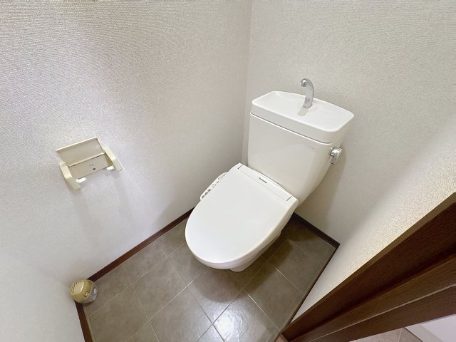 トイレ　掲載写真は同型モデルを掲載しており実際のお部屋と仕様等が異な