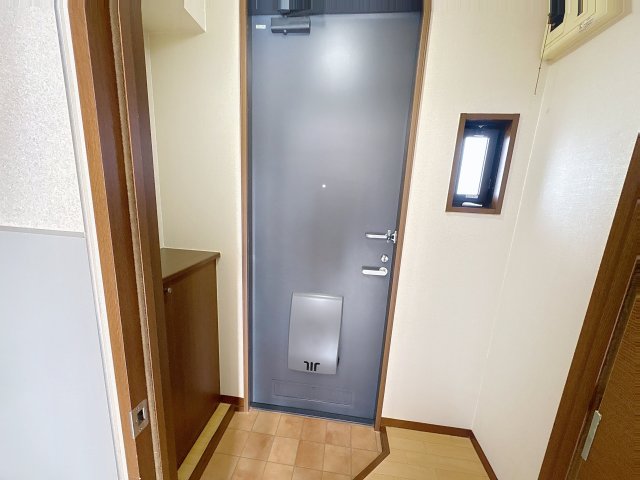 玄関　掲載写真は同型モデルを掲載しており実際のお部屋と仕様等が異な
