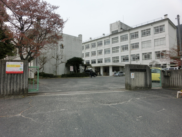 小学校　広島市立安北小学校（小学校）まで652m