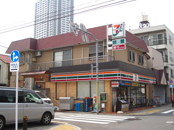 コンビニ　セブンイレブン（コンビニ）まで794m