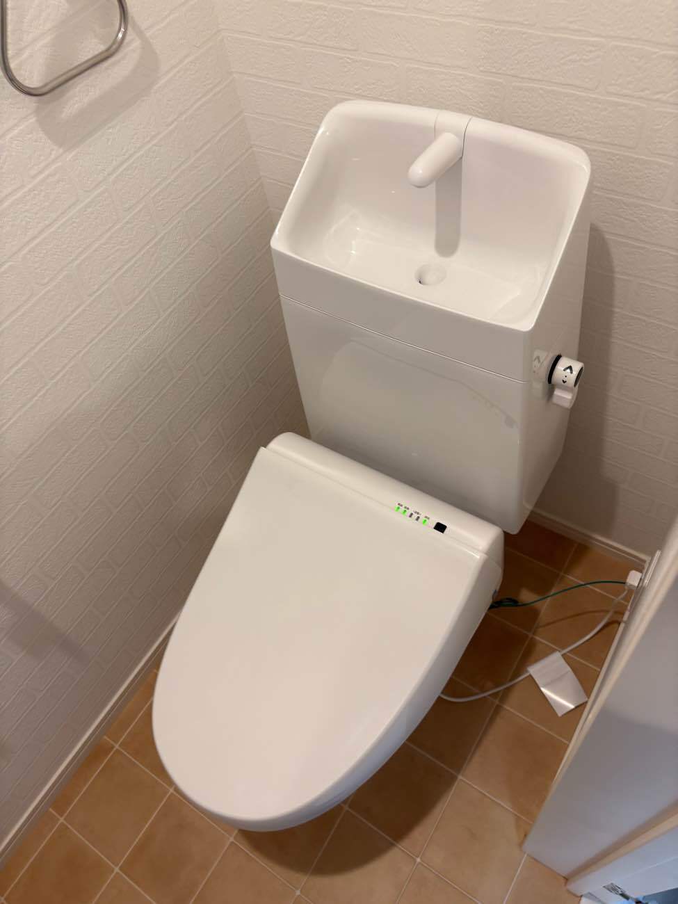 トイレ　落ち着いた色調のトイレです