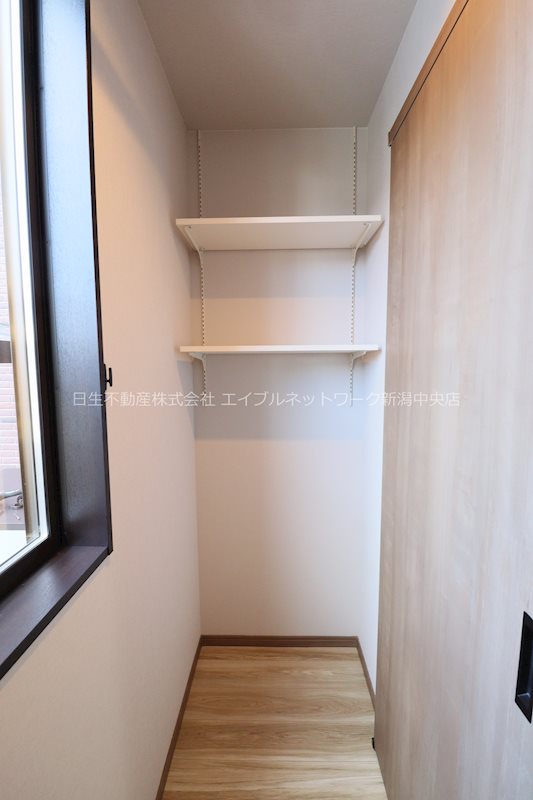 バルコニー　サンルームと室内物干し竿付き！