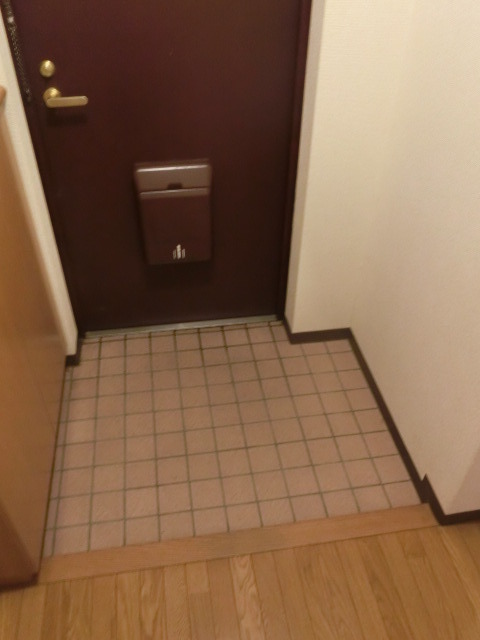 玄関　広めの玄関。正面に大型玄関収納も御座います。