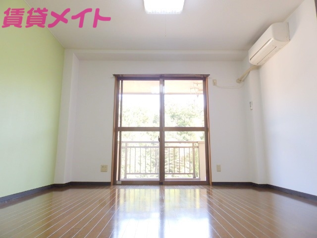 居室・リビング　同物件別部屋の写真