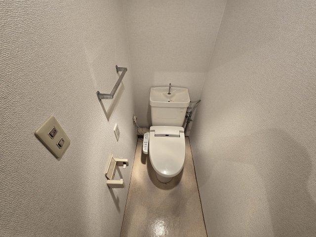 トイレ　落ち着いた色調のトイレです
