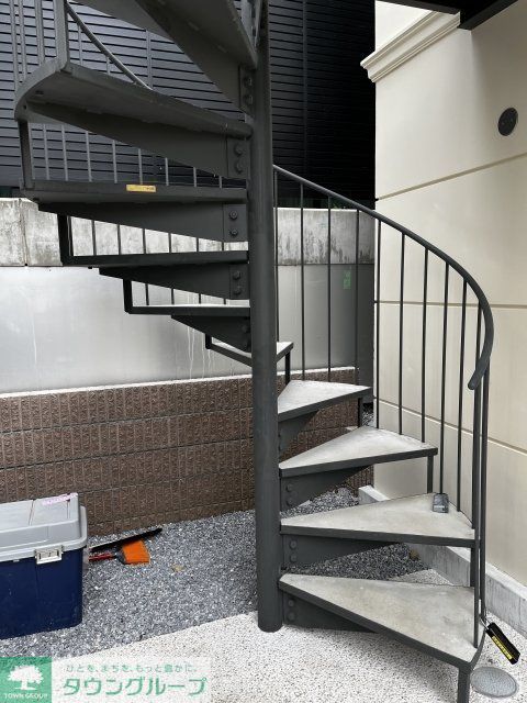 玄関　玄関前の203号室専用階段