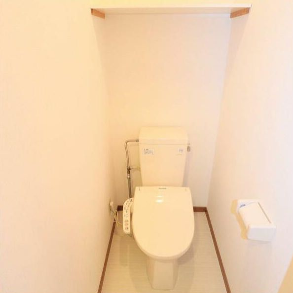 トイレ　ウォシュレット付きが嬉しいトイレです。