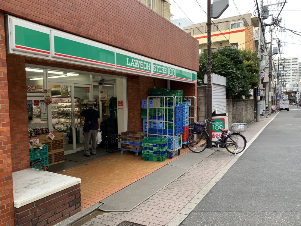 コンビニ　コンビニ（コンビニ）まで588m