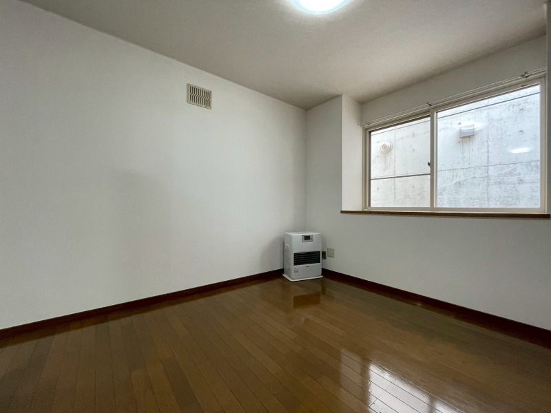 その他部屋・スペース　こちらのお部屋は光が差し込む、温かみのあるお部屋です。