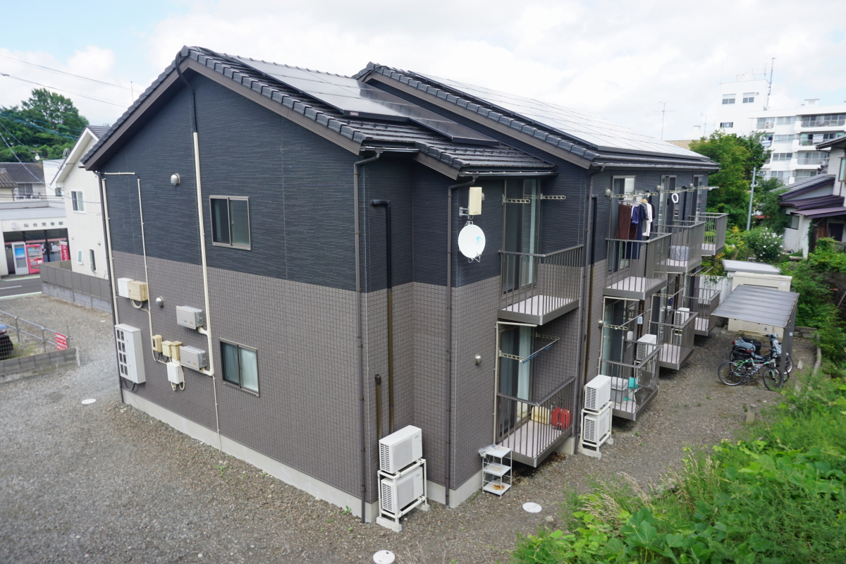 建物外観　建物バルコニー面の奥に駐輪場があります。