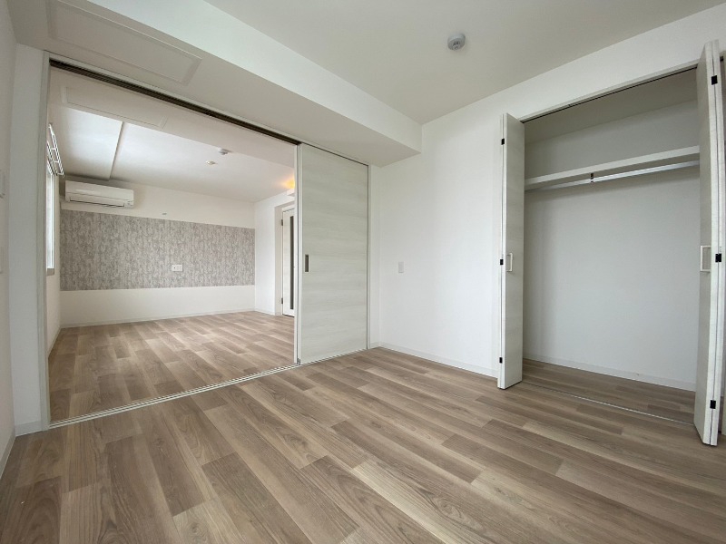 その他部屋・スペース　寝室はこちらです。光が差し込む、温かみのあるお部屋です。