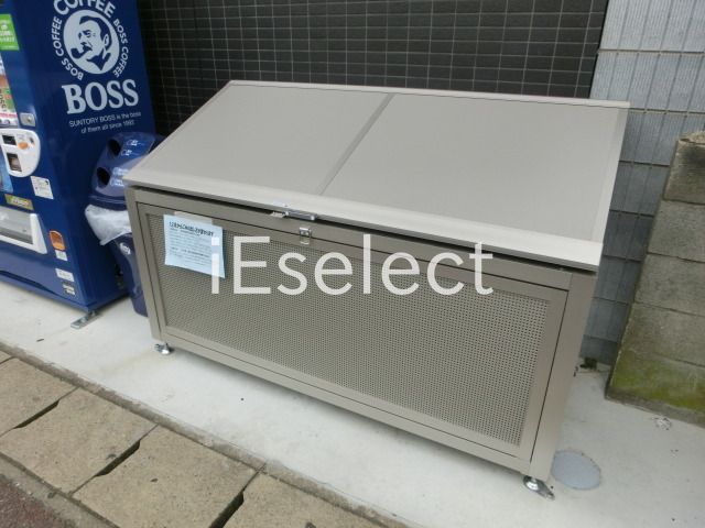 駐車場　敷地内の共有ゴミ置き場。