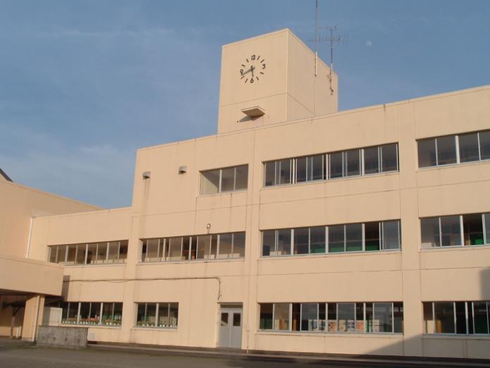 中学校　柏崎市立 西山中学校（中学校）まで742m