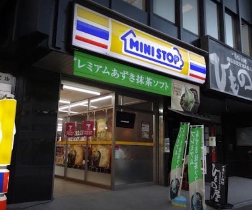 コンビニ　ミニストップ四谷3丁目店（コンビニ）まで131m