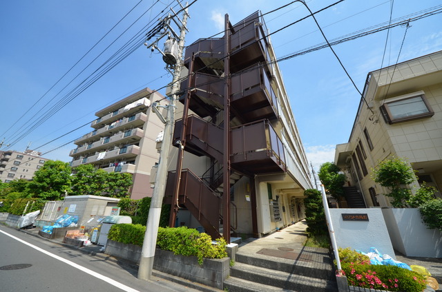 建物外観　～程よい緑に囲まれた、居心地の良い物件です～