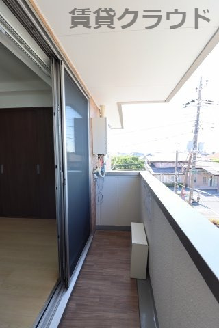 バルコニー　明るいバルコニーは洗濯物もよく乾きそうです！
