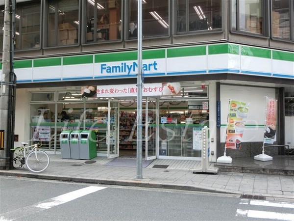 コンビニ　ファミリーマート久太郎町三丁目店（コンビニ）まで81m