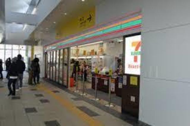 コンビニ　セブンイレブンハートインJR灘駅改札口店（コンビニ）まで359m