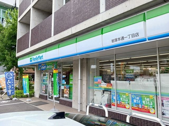 コンビニ　ファミリーマート（コンビニ）まで750m