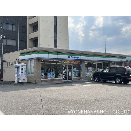 コンビニ　ファミリーマート砺波市役所前店（コンビニ）まで328m