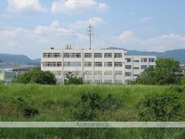 小学校　高槻市立真上小学校（小学校）まで437m