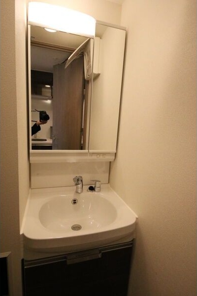 洗面設備　※写真は同じマンションの違う部屋のものになります。