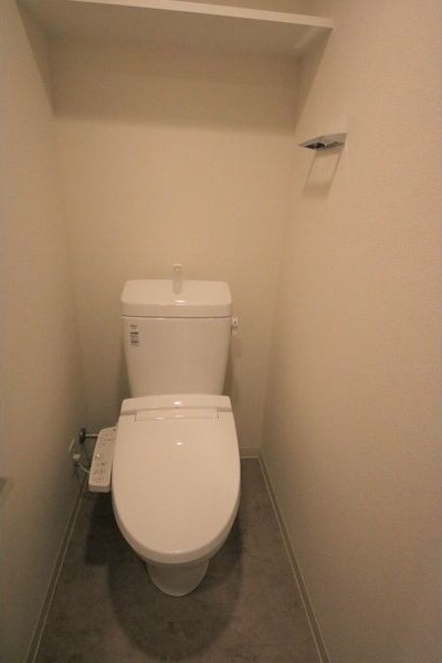 トイレ　※写真は同じマンションの違う部屋のものになります。