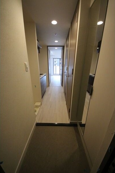 玄関　※写真は同じマンションの違う部屋のものになります。