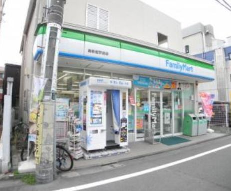 コンビニ　ファミリーマート南新宿駅前店（コンビニ）まで101m