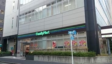 コンビニ　ファミリーマート新橋五丁目店（コンビニ）まで96m