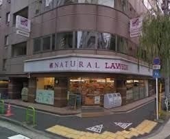 コンビニ　ナチュラルローソン新橋六丁目店（コンビニ）まで166m