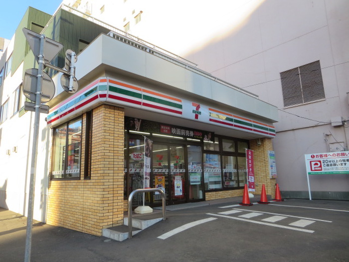 コンビニ　セブン-イレブン 札幌南4条西7丁目店（コンビニ）まで300m