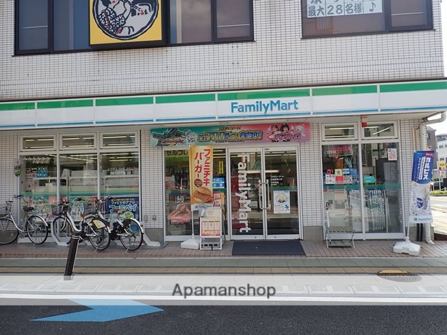 コンビニ　ファミリーマート（コンビニ）まで596m
