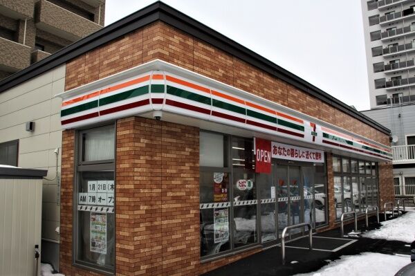 コンビニ　セブンイレブン札幌琴似1条7丁目店（コンビニ）まで207m
