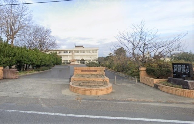 中学校　美浜町立河和中学校（中学校）まで2011m