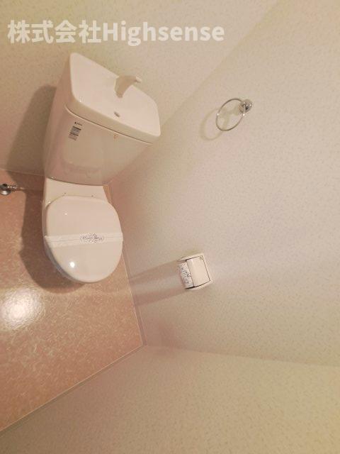 トイレ　落ち着いた色調のトイレです