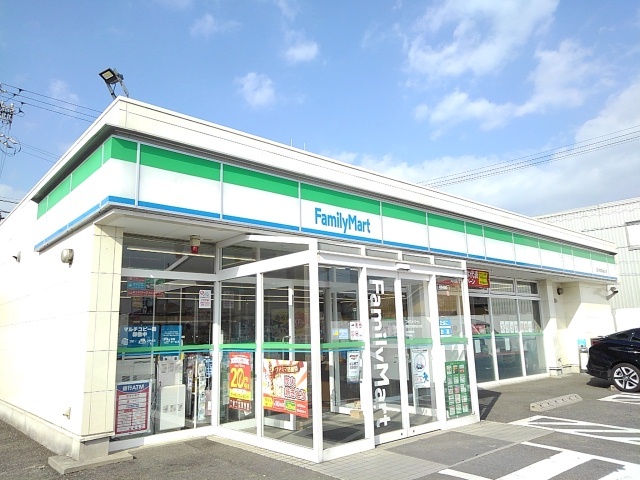 コンビニ　ファミリーマート（コンビニ）まで600m