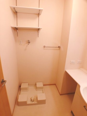 洗面設備　3面鏡の豪華な洗面台