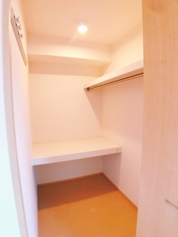 収納　たっぷり収納可能ウォークイン