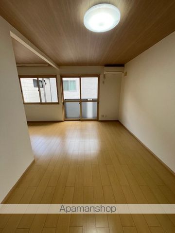 ＪＲ山陽本線 海田市駅 バス乗車時間：7分 最寄りバス停で下車 徒歩3分 2階建 築23年の居間写真