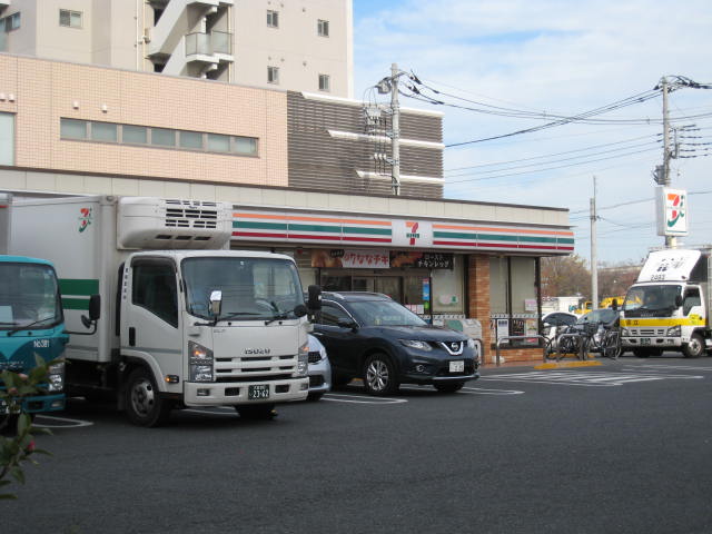 コンビニ　セブンイレブン 足立六町1丁目店（コンビニ）まで75m