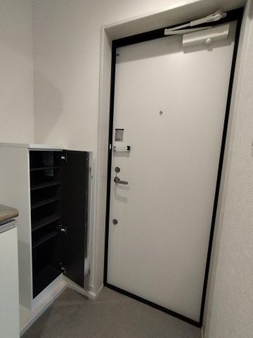 玄関　帰宅時に手ぶらでも自動で点灯する「人感センサー照明」付き！