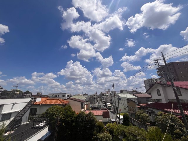 眺望　前面に大きな遮る建物がなく、青空が広がる開放感のある眺望