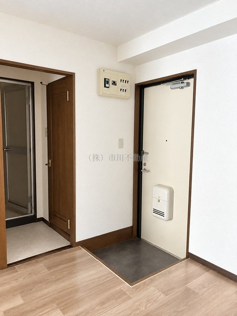 ＪＲ京浜東北線 蕨駅 徒歩37分 3階建 築32年の玄関写真