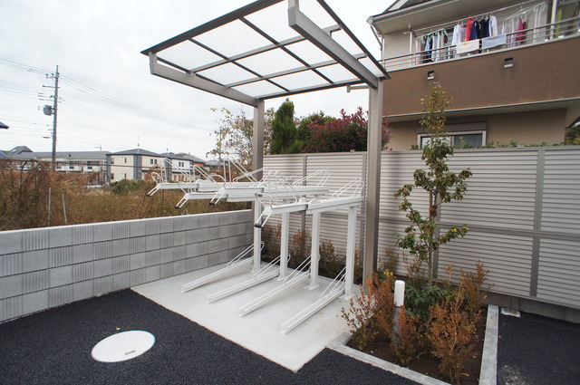 その他共有部分　雨の日でも安心して止められる屋根付駐輪場☆