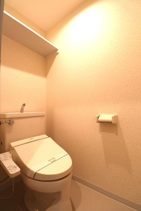 トイレ　落ち着いた色調のトイレです