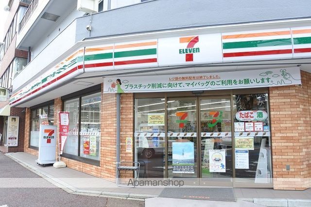 コンビニ　セブンイレブン（コンビニ）まで741m