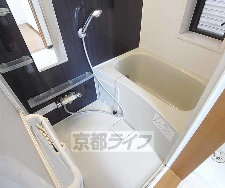 バス・シャワールーム　窓付きのお風呂です。